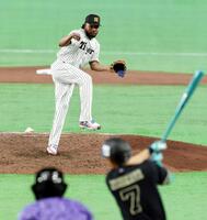 　７回に登板し力投するドリス（撮影・山口登）