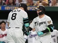 １回、ソロを放った佐藤輝（左）を迎える森下（撮影・堀内翔）
