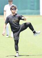 ウォーミングアップをする伊藤将（撮影・田中太一）