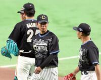 山野（右）と談笑する高橋（撮影・山口登）