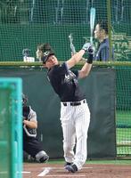 打撃練習する森下＝２８日