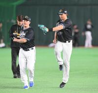 試合前のアップをする牧（左）にジャンピングタッチをする森下＝２８日