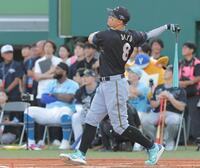 ホームランダービーで快音を響かせる佐藤輝（撮影・西田忠信）