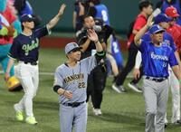 場内一周でファンに手を振る藤川監督（中央）＝撮影・西岡正