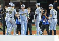 ナインをねぎらう藤川監督（中央）＝撮影・西岡正