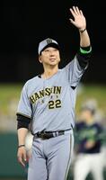試合後、富山のファンに手を振る藤川監督（撮影・伊藤笙子）