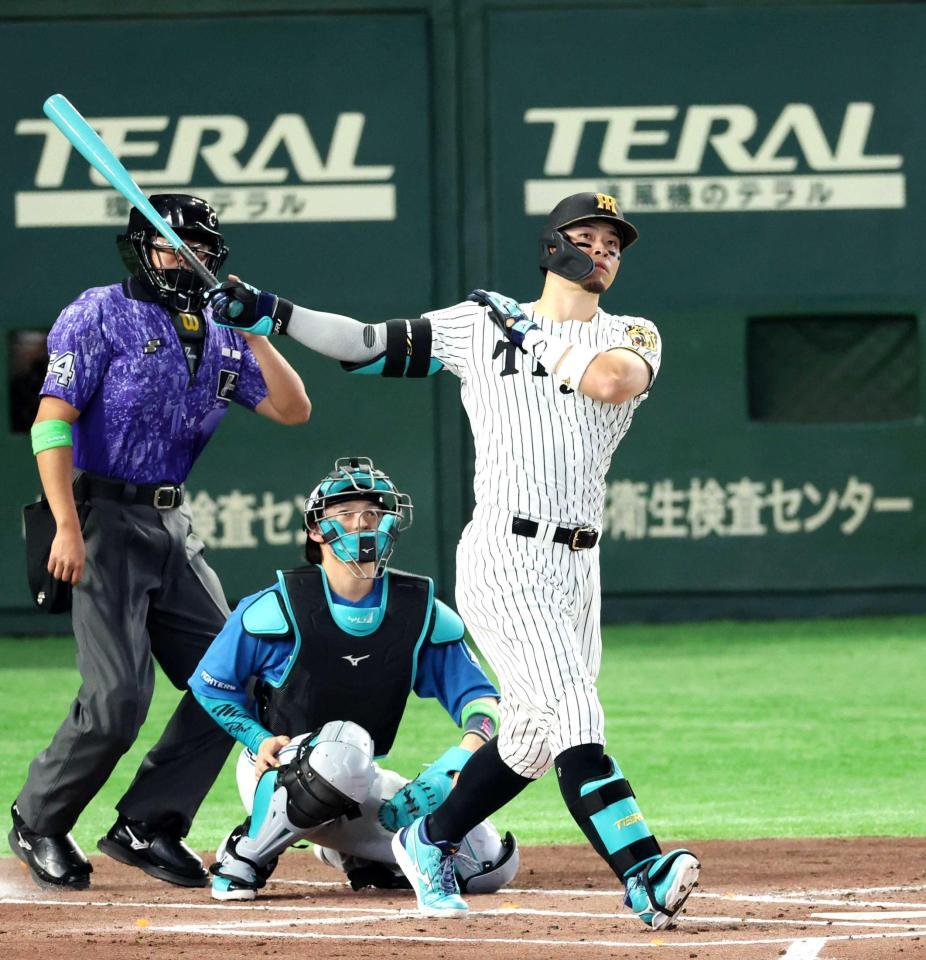 　１回、先制ソロを放つ佐藤輝（撮影・金田祐二）