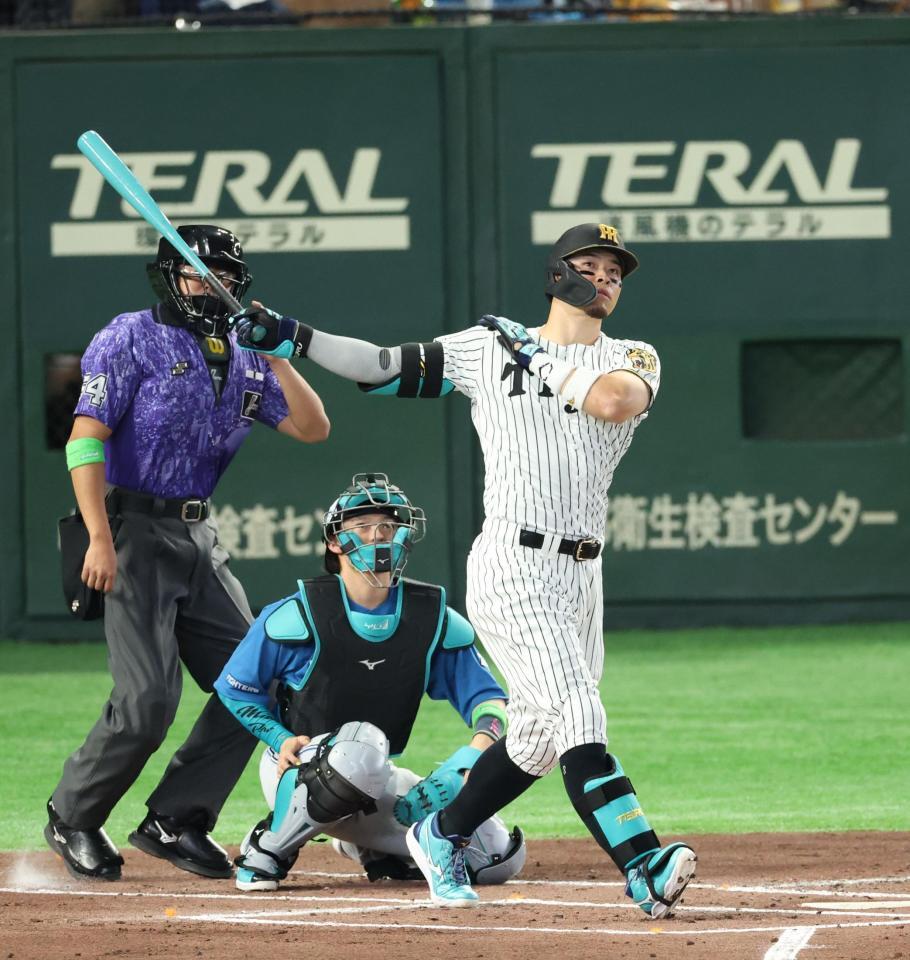１回、先制ソロを放つ佐藤輝（撮影・金田祐二）