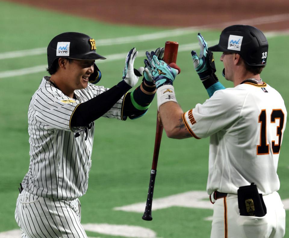 ８回、２ランを放ち生還する大山（撮影・山口登）