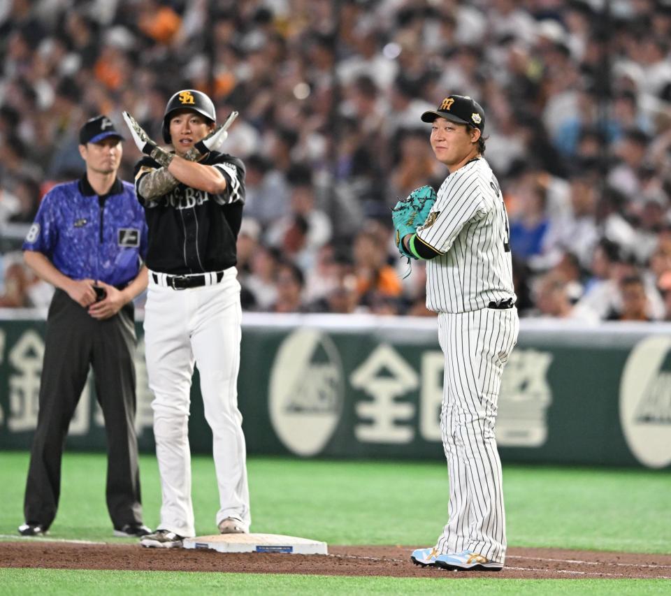 ８回、一塁手の大山と一走の柳田（左）＝撮影・堀内翔
