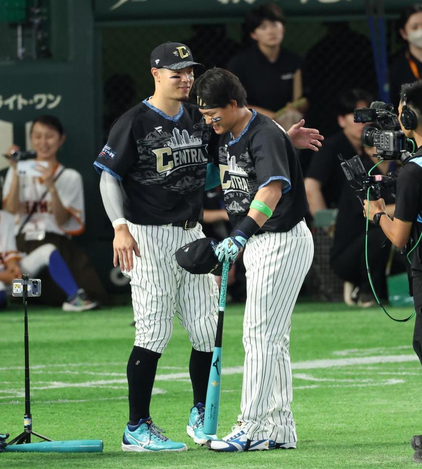対決に勝利し森下を労う佐藤輝＝２８日