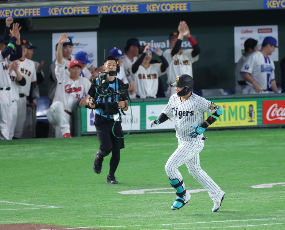 ８回、２ランを放ち、ナインの祝福の中、一塁へ向かう大山（撮影・西岡正）