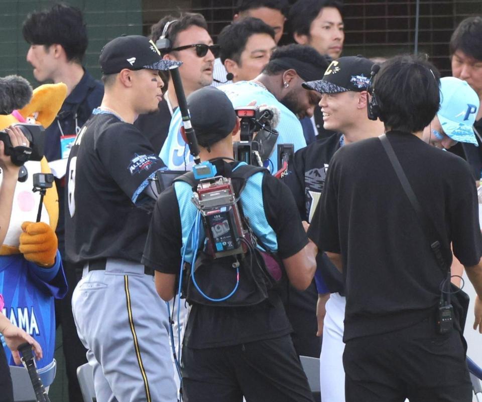 優勝した細川（右）を祝福する佐藤輝（撮影・西岡正）