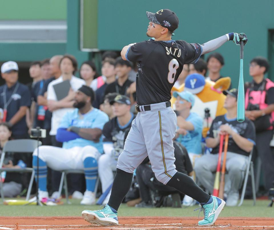 ホームランダービーで快音を響かせる佐藤輝（撮影・西田忠信）