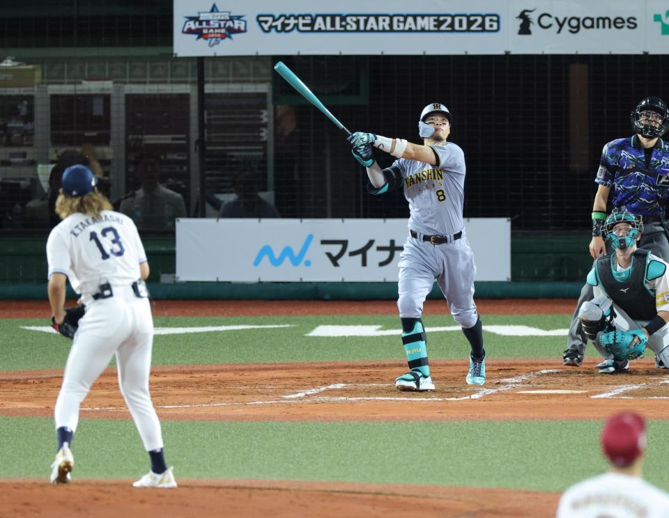 ３回、左越えソロを放つ佐藤輝（撮影・西岡正）