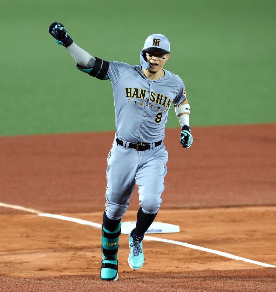 ３回、佐藤輝はソロを放ちガッツポーズを見せベースを回る（撮影・山口登）