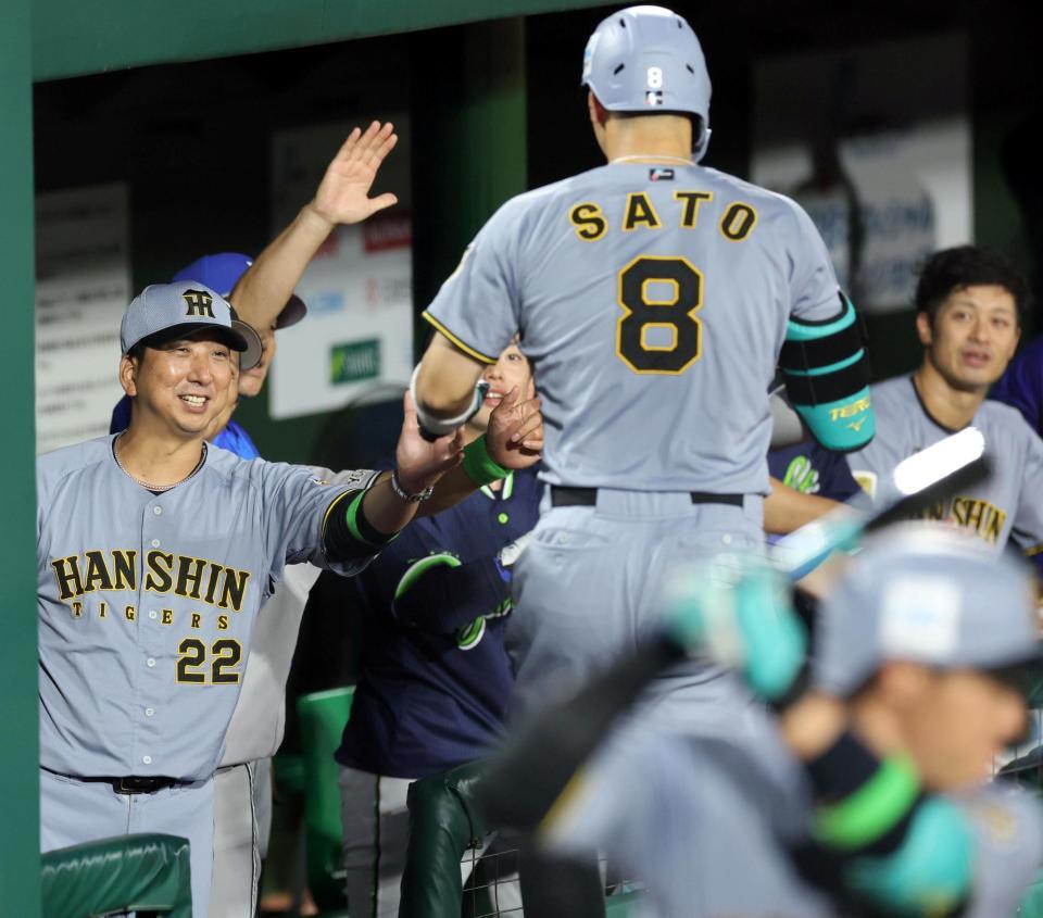 ３回、ソロを放った佐藤輝を迎える藤川監督（撮影・山口登）