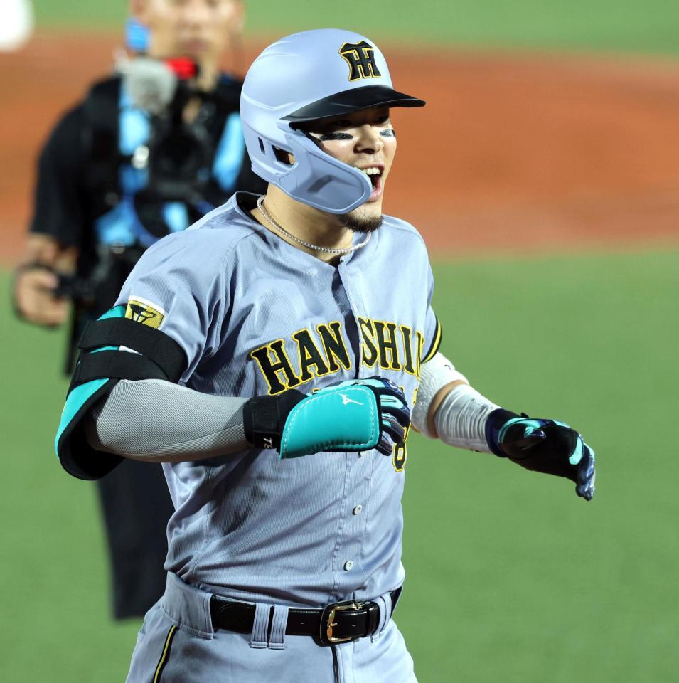 ３回、佐藤輝はソロを放ち笑顔で生還する（撮影・山口登）