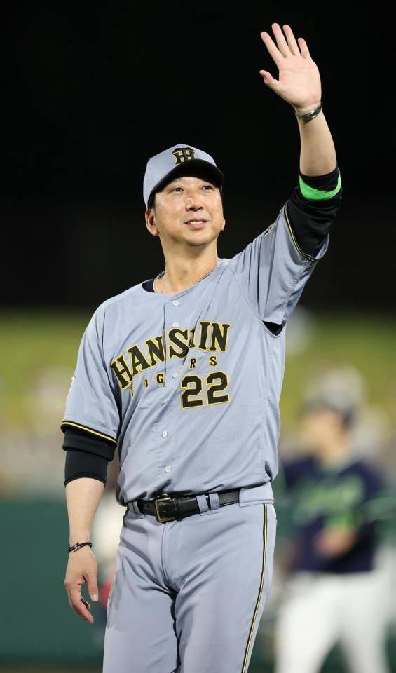 試合後、富山のファンに手を振る藤川監督（撮影・伊藤笙子）