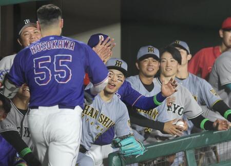 ６回、２ランを放った細川を迎える佐藤輝ら全セナイン（撮影・山口登）