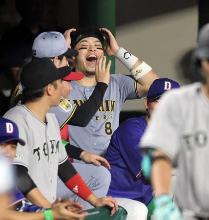 　３回、細川がソロを放ち、ベンチで笑顔を見せる佐藤輝（撮影・山口登）
