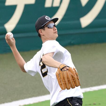 　キャッチボールをして汗を流す大竹（撮影・立川洋一郎）