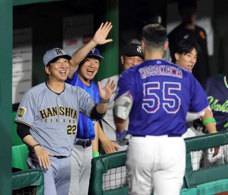 　６回、２ランを放った細川を迎える藤川監督（撮影・山口登）