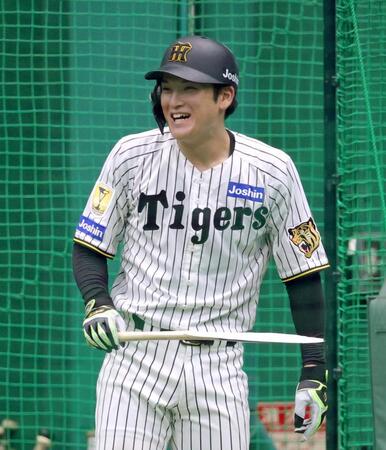 打撃練習中にバットが折れてしまい苦笑いの高寺（撮影・立川洋一郎）