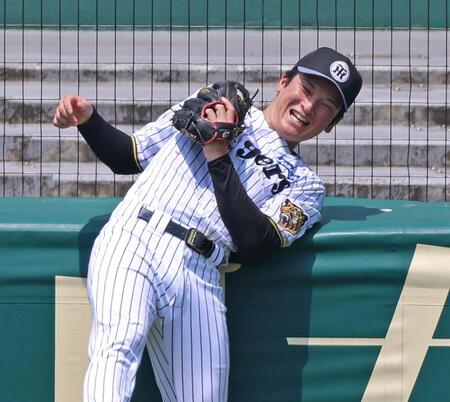 右翼フェンス際で捕球の練習をする高寺（撮影・立川洋一郎）