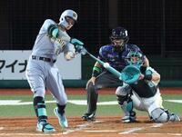 　３回、左越えソロを放つ佐藤輝