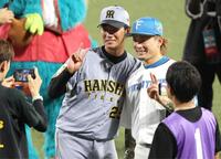 　水野（右）と記念撮影する高橋