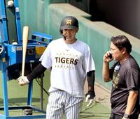 　打撃練習の準備をする島田（撮影・田中太一）