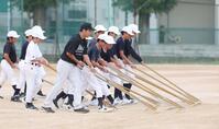 選手たちと整備をする玉置隆コーチ（手前）＝撮影・中田匡峻