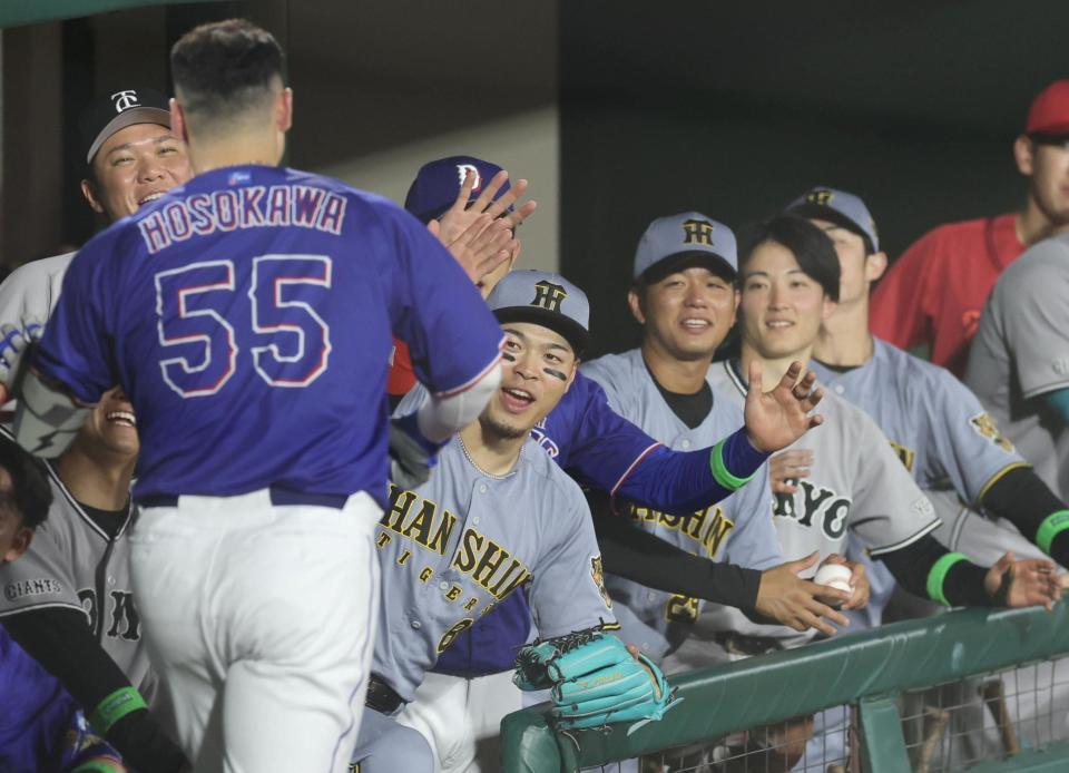 ６回、２ランを放った細川を迎える佐藤輝ら全セナイン（撮影・山口登）