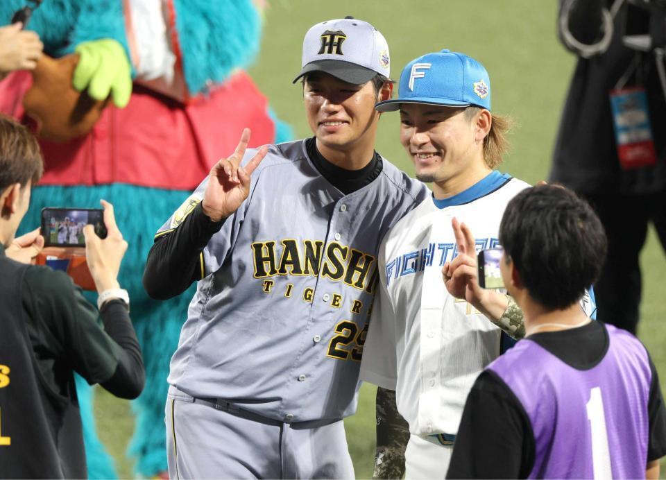 　水野（右）と記念撮影する高橋
