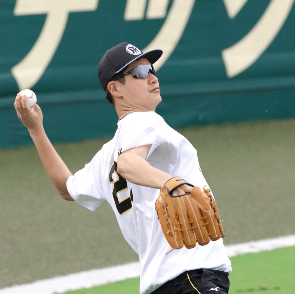 　キャッチボールをして汗を流す大竹（撮影・立川洋一郎）