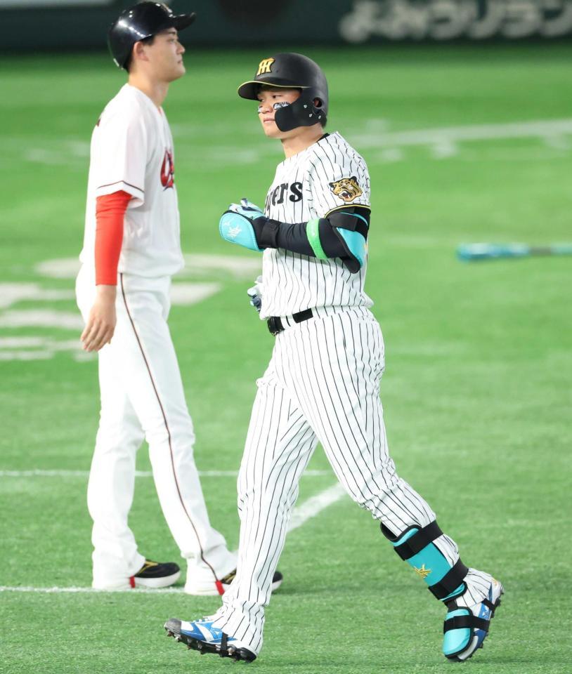 　第１戦の１回、左飛に倒れた森下＝２８日