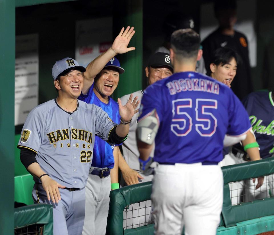 　６回、２ランを放った細川を迎える藤川監督（撮影・山口登）