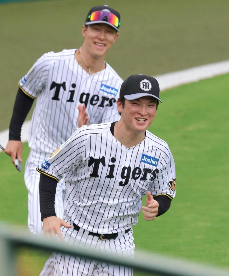 　小幡（奥）とダッシュを繰り返して汗を流す高寺（撮影・立川洋一郎）