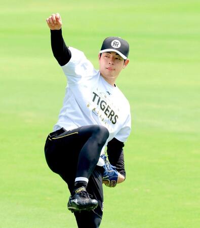 　後半戦へ向けキャッチボールで調整する下村（撮影・立川洋一郎）