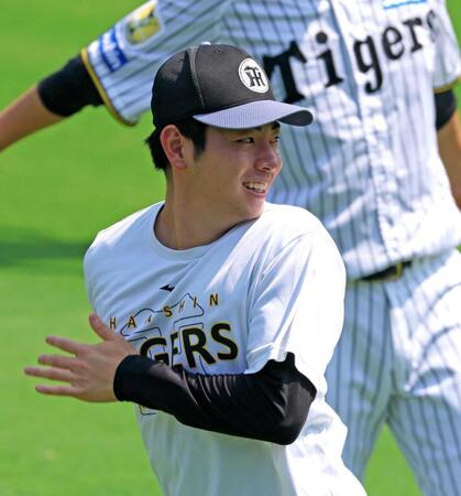 笑顔を見せ練習する下村（撮影・立川洋一郎）