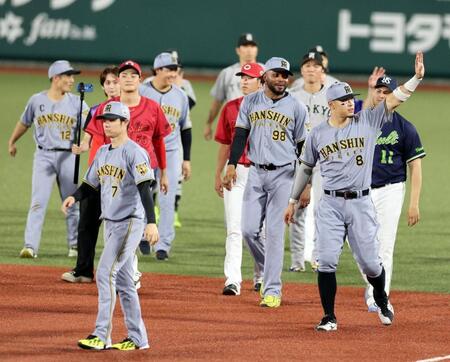 試合を終え、グラウンドを一周しファンの声援に応える佐藤輝ら＝２９日