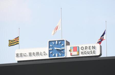 半旗が掲げられる神宮球場（撮影・堀内翔）