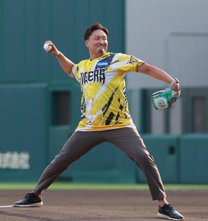 ファーストピッチセレモニーを務める秋山拓巳ＢＡ（撮影・立川洋一郎）