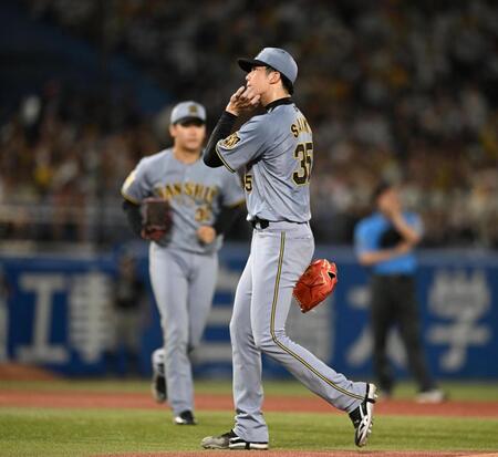 ６回途中、降板する才木。後方は門別（撮影・堀内翔）