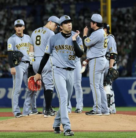 ６回途中で降板する才木（撮影・田中太一）