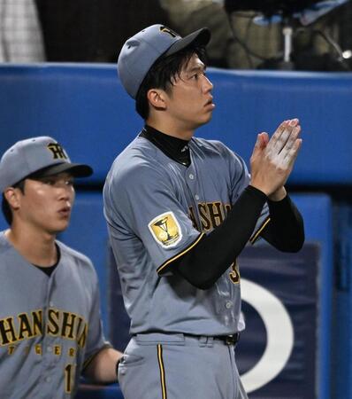 ６回、リリーフした門別に手を合わせる才木（撮影・堀内翔）
