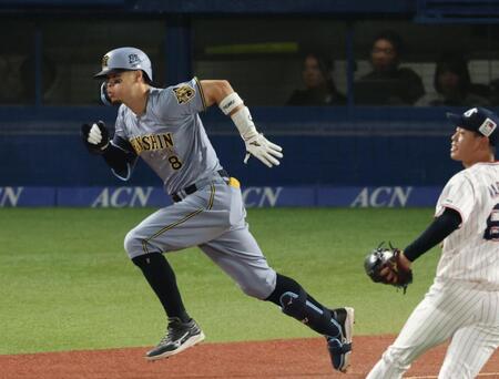 ７回、右翼線に適時二塁打を放つ佐藤輝（撮影・金田祐二）