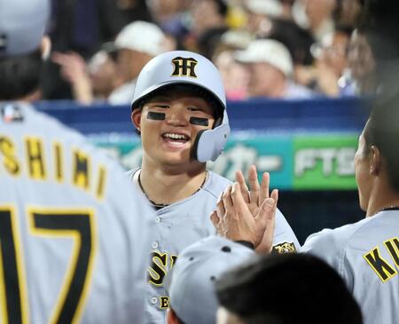 ７回、生還しナインに迎えられる森下（撮影・田中太一）
