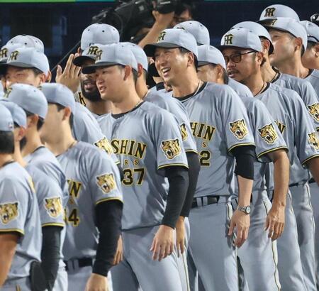 笑顔でナインを迎える藤川監督（撮影・金田祐二）